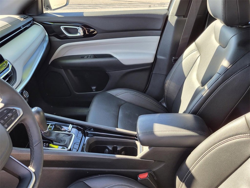 Used 2025 Jeep Compass Limited image 30