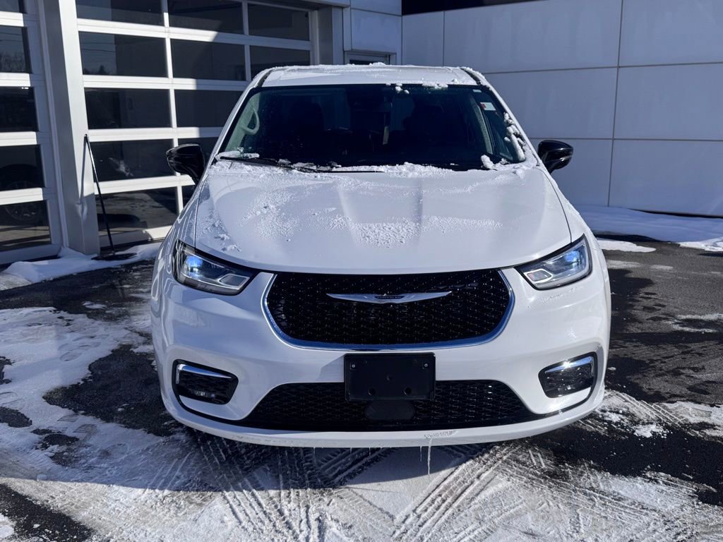 Used 2024 Chrysler Pacifica Touring-L image 8