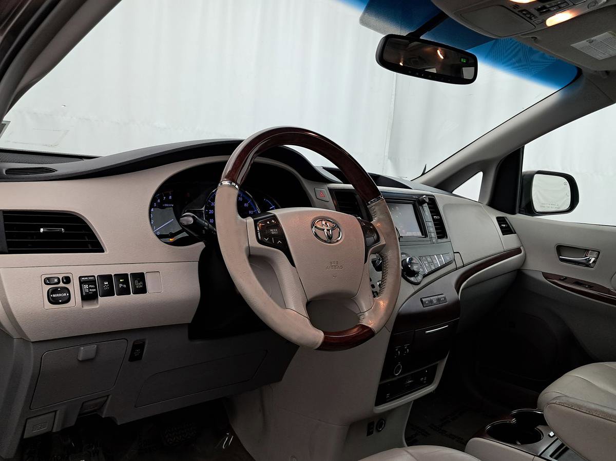 Used 2013 Toyota Sienna Limited w/ Premium Pkg image 7
