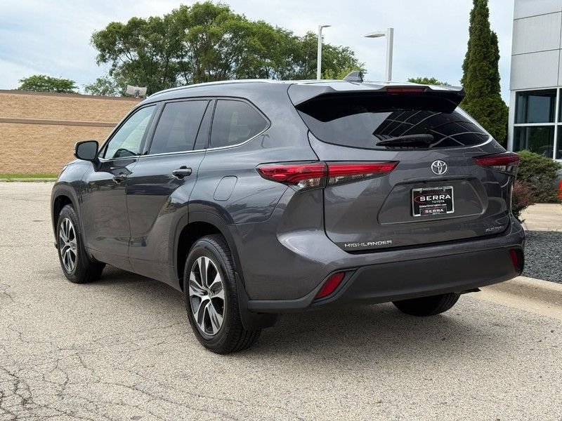 Used 2021 Toyota Highlander XLE AWD/4WD image 5