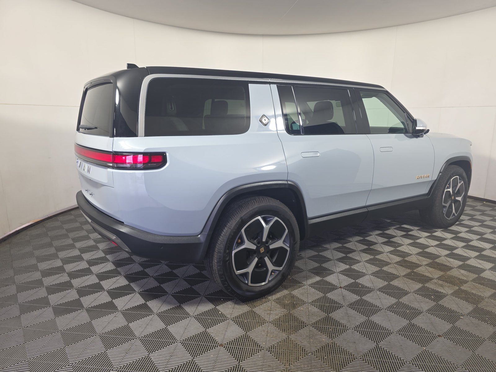 Used 2024 Rivian R1S Adventure Quad AWD/4WD image 39