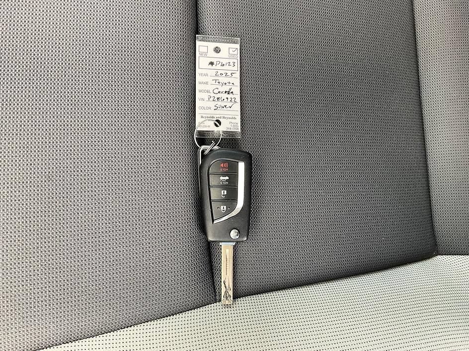 Used 2025 Toyota Corolla LE FWD image 31