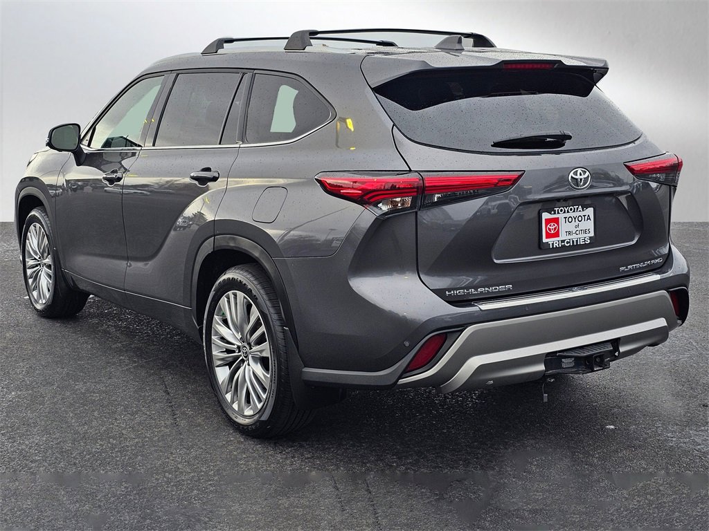 Used 2023 Toyota Highlander Platinum image 3