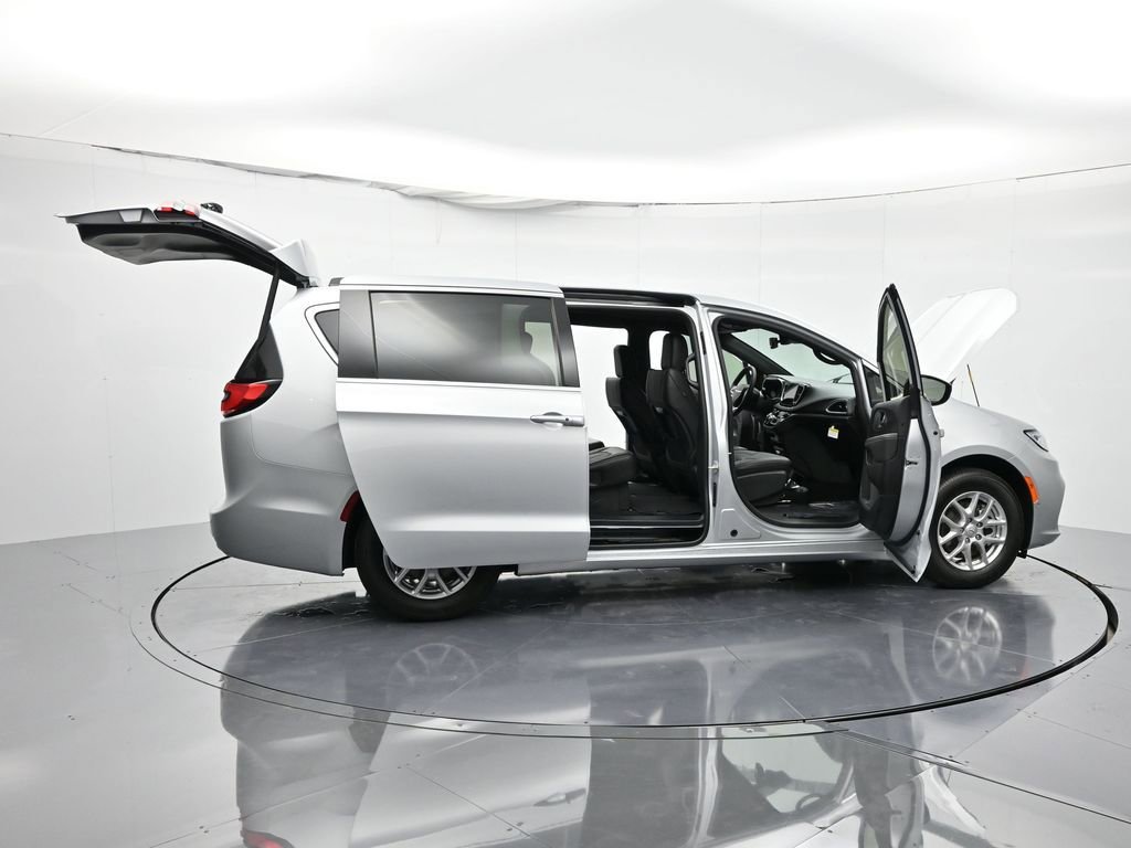 New 2026 Chrysler Pacifica Select FWD image 44