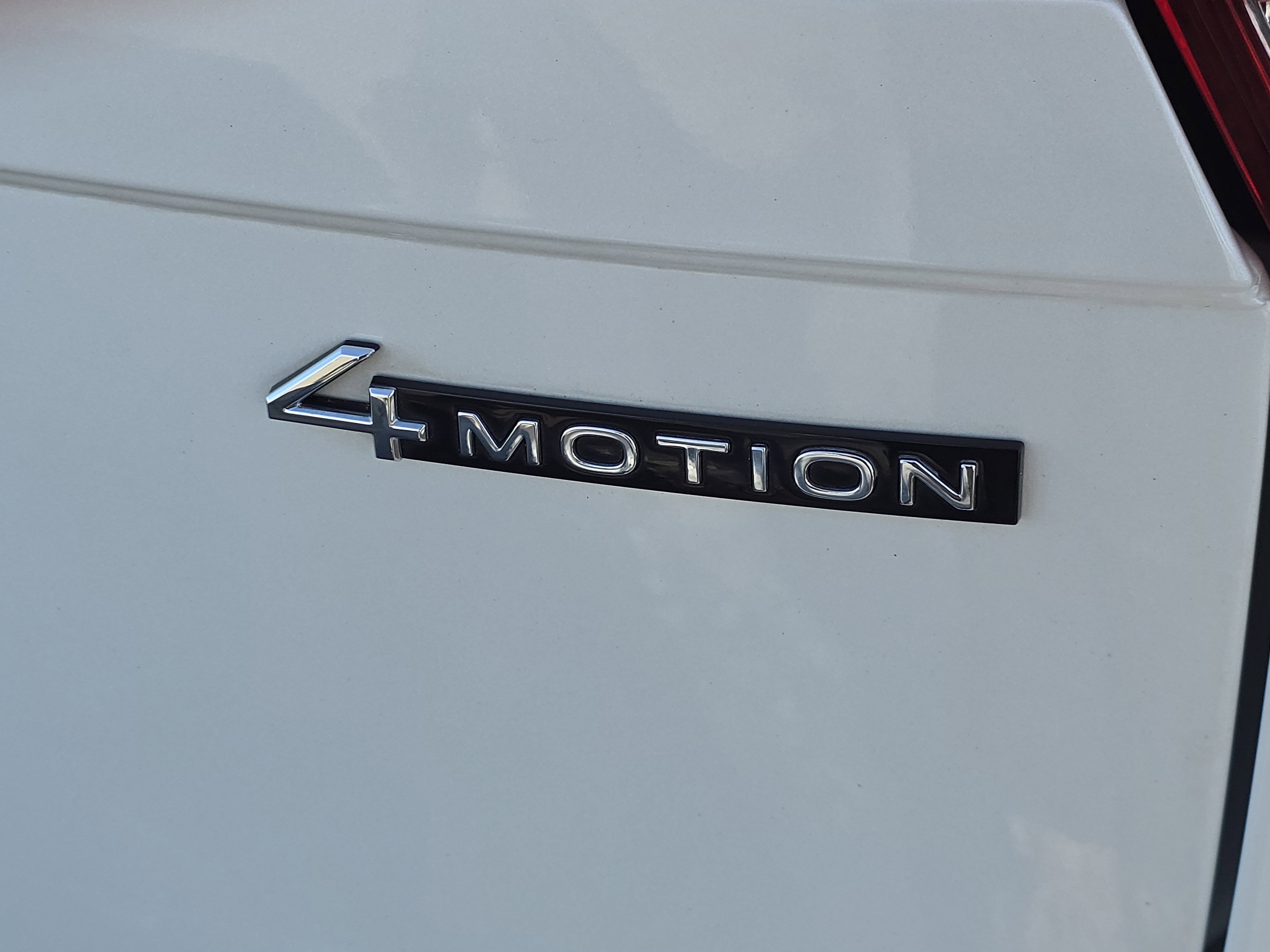 Used 2022 Volkswagen Tiguan SE R-Line image 11