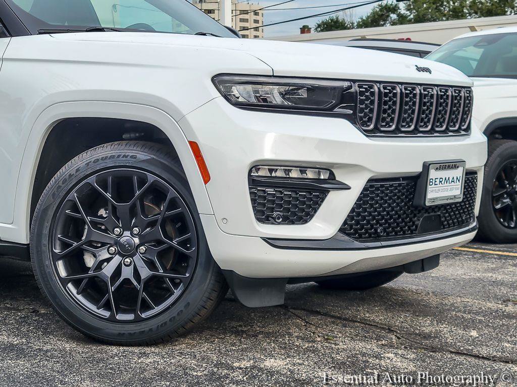 Used 2025 Jeep Grand Cherokee Summit AWD/4WD image 4