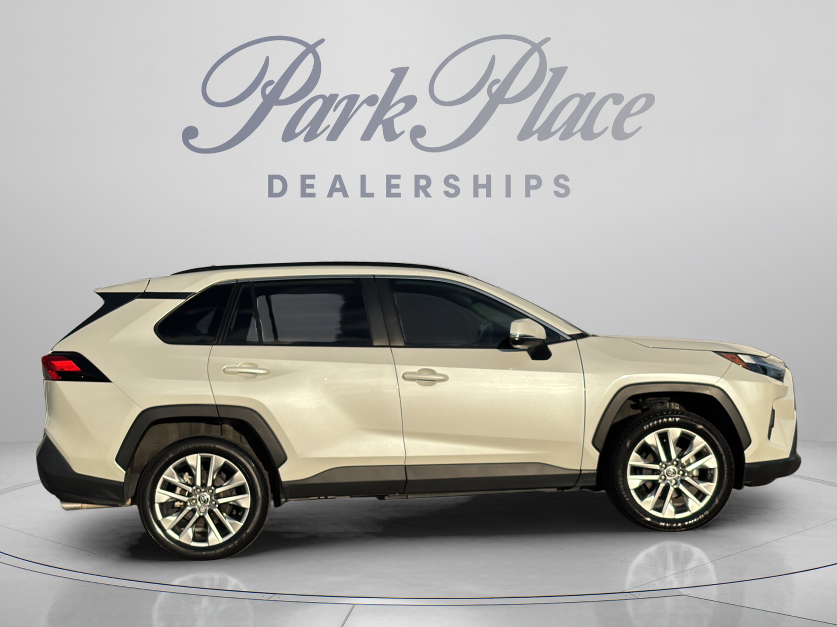 Used 2022 Toyota RAV4 XLE Premium FWD image 7