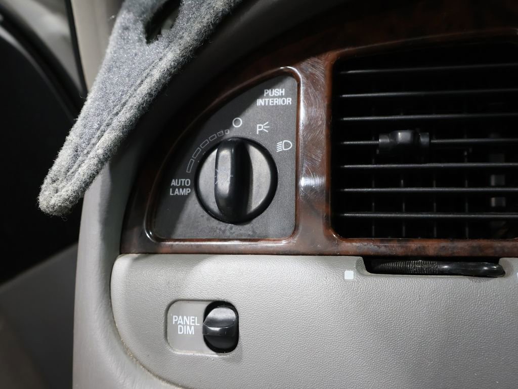 Used 2000 Lincoln Town Car Cartier image 27