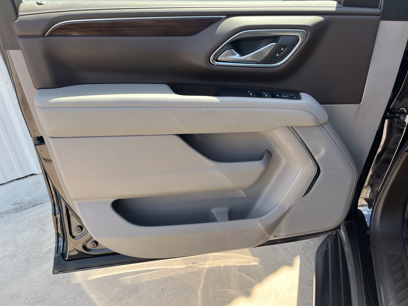 Used 2024 GMC Yukon SLE RWD image 11