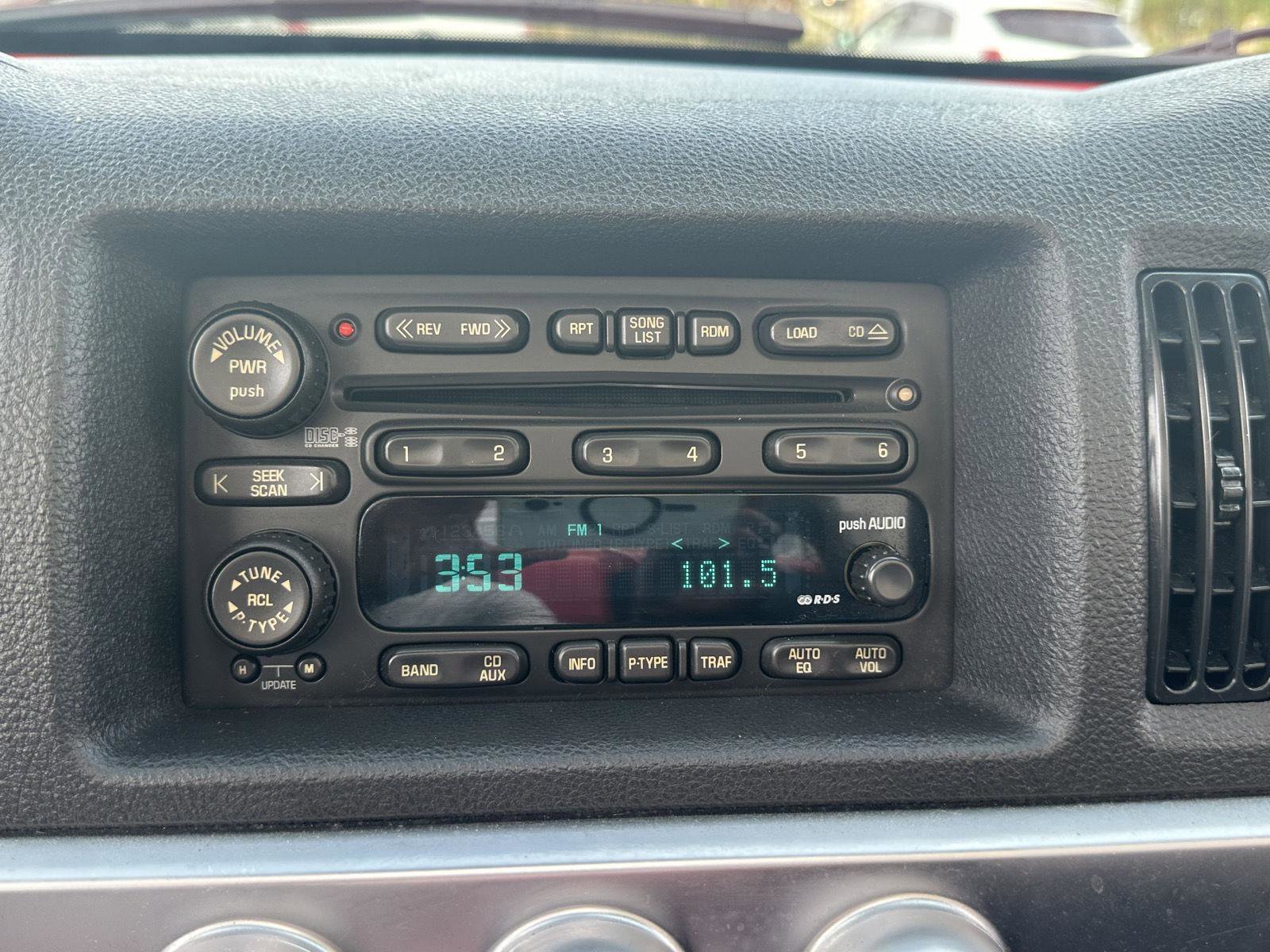 Used 2004 Chevrolet SSR w/ Preferred Equipment Group RWD image 17