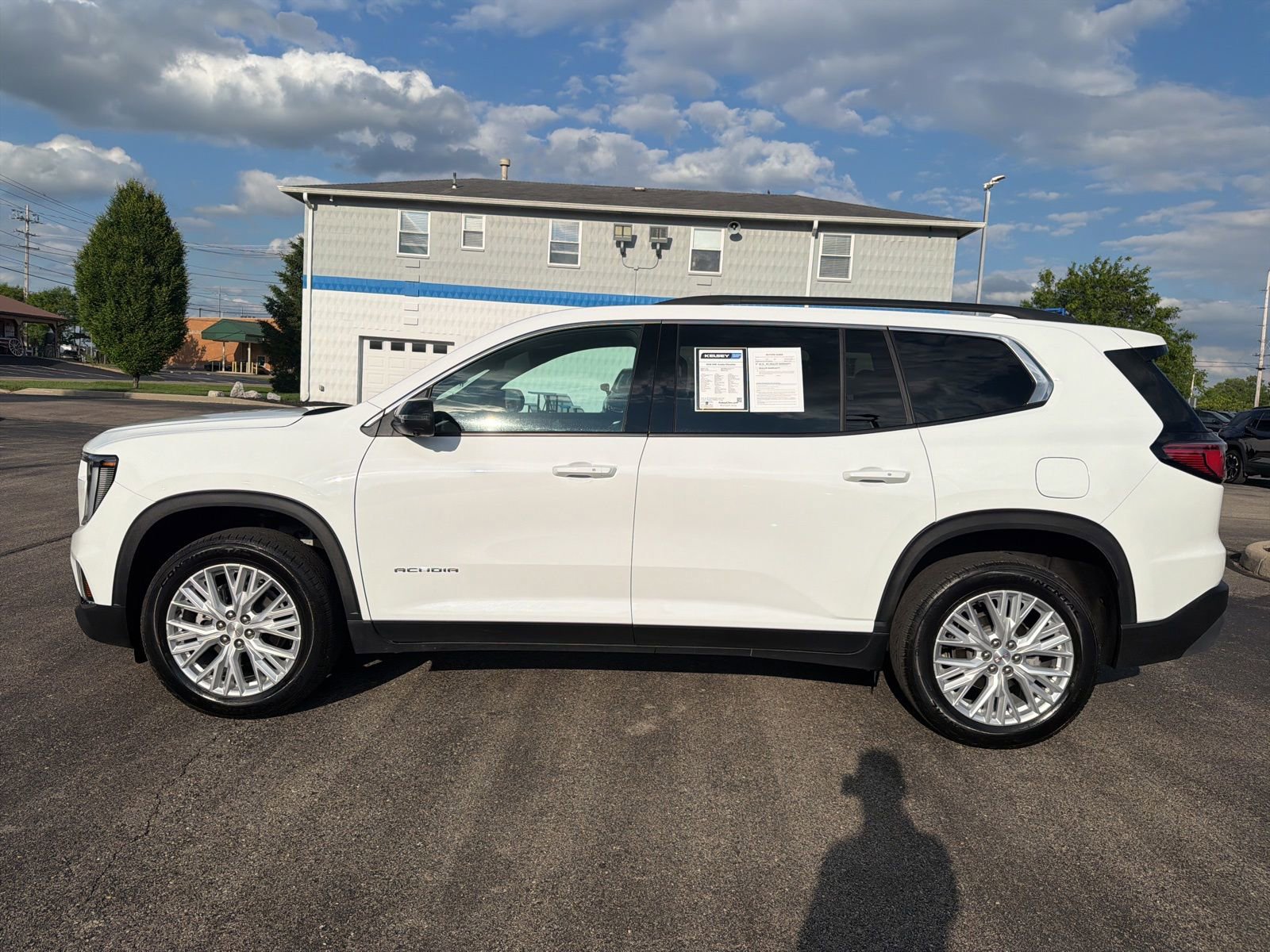 Used 2026 GMC Acadia Elevation w/ Elevation Premium Package FWD image 2