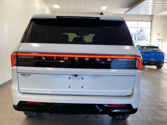 New 2026 Lincoln Navigator Reserve w/ Jet Appearance Package AWD/4WD image 8