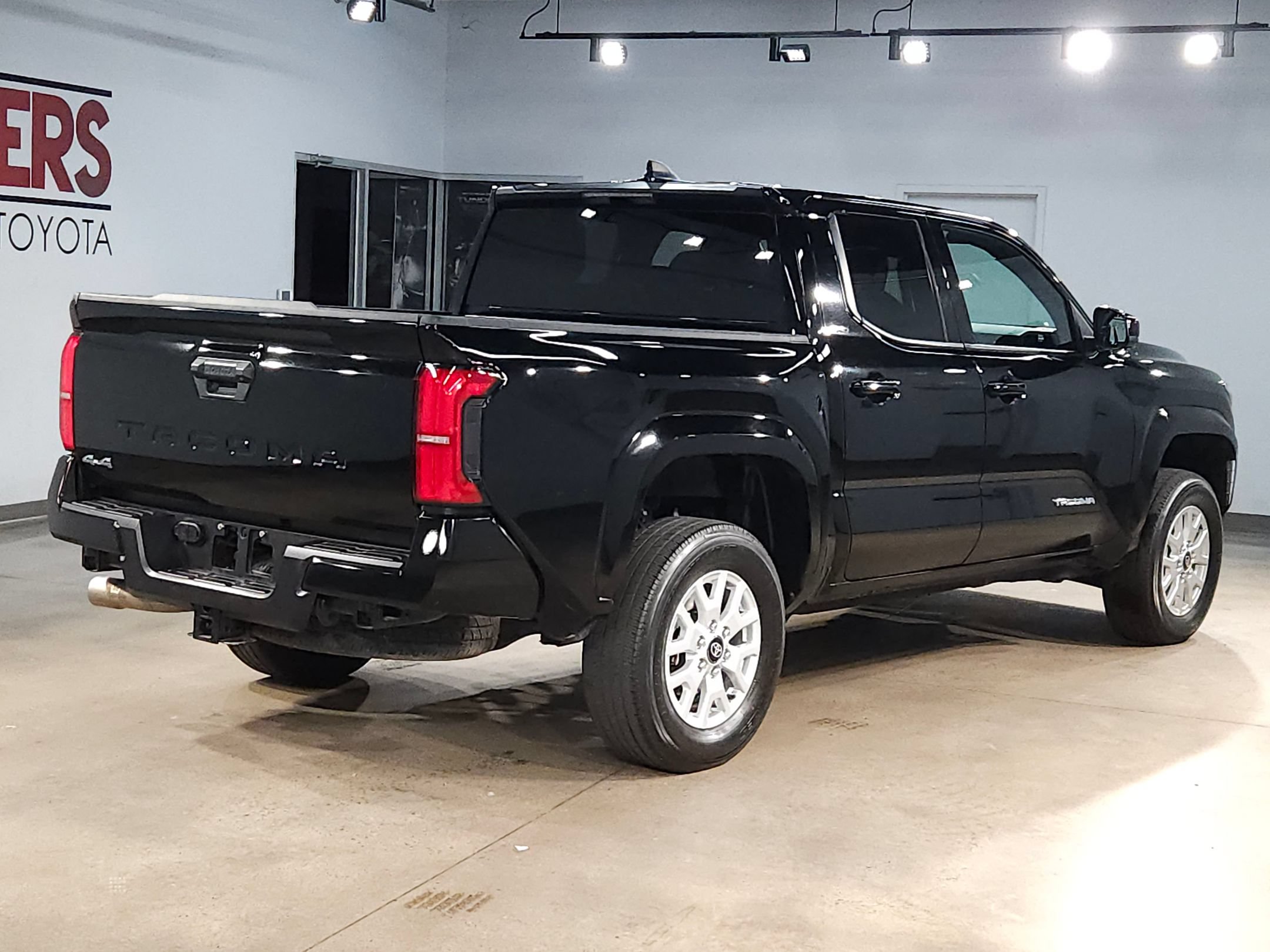Used 2025 Toyota Tacoma SR5 AWD/4WD image 7