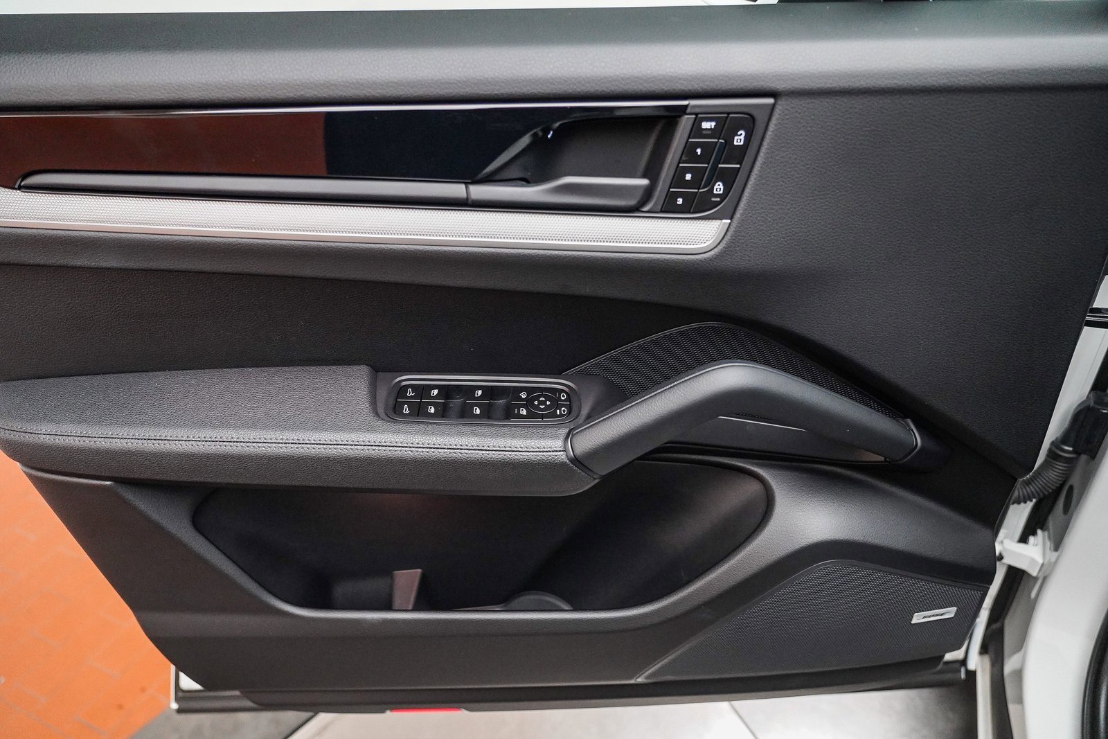 Used 2025 Porsche Cayenne image 26