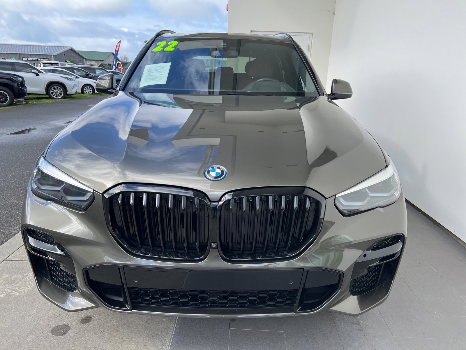 Used 2022 BMW X5 xDrive45e w/ M Sport Package image 3