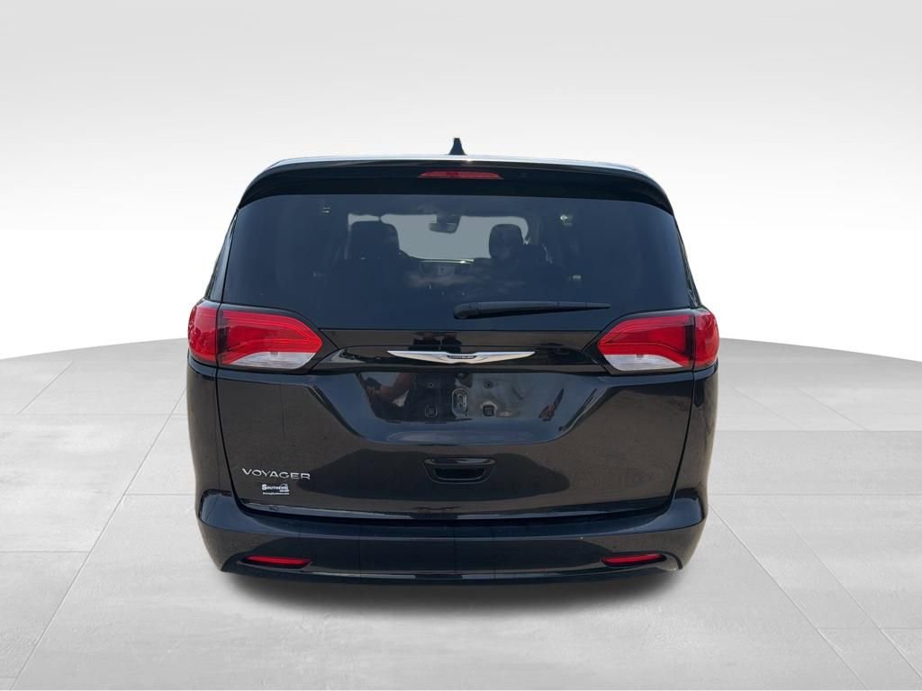 Used 2023 Chrysler Voyager LX image 4