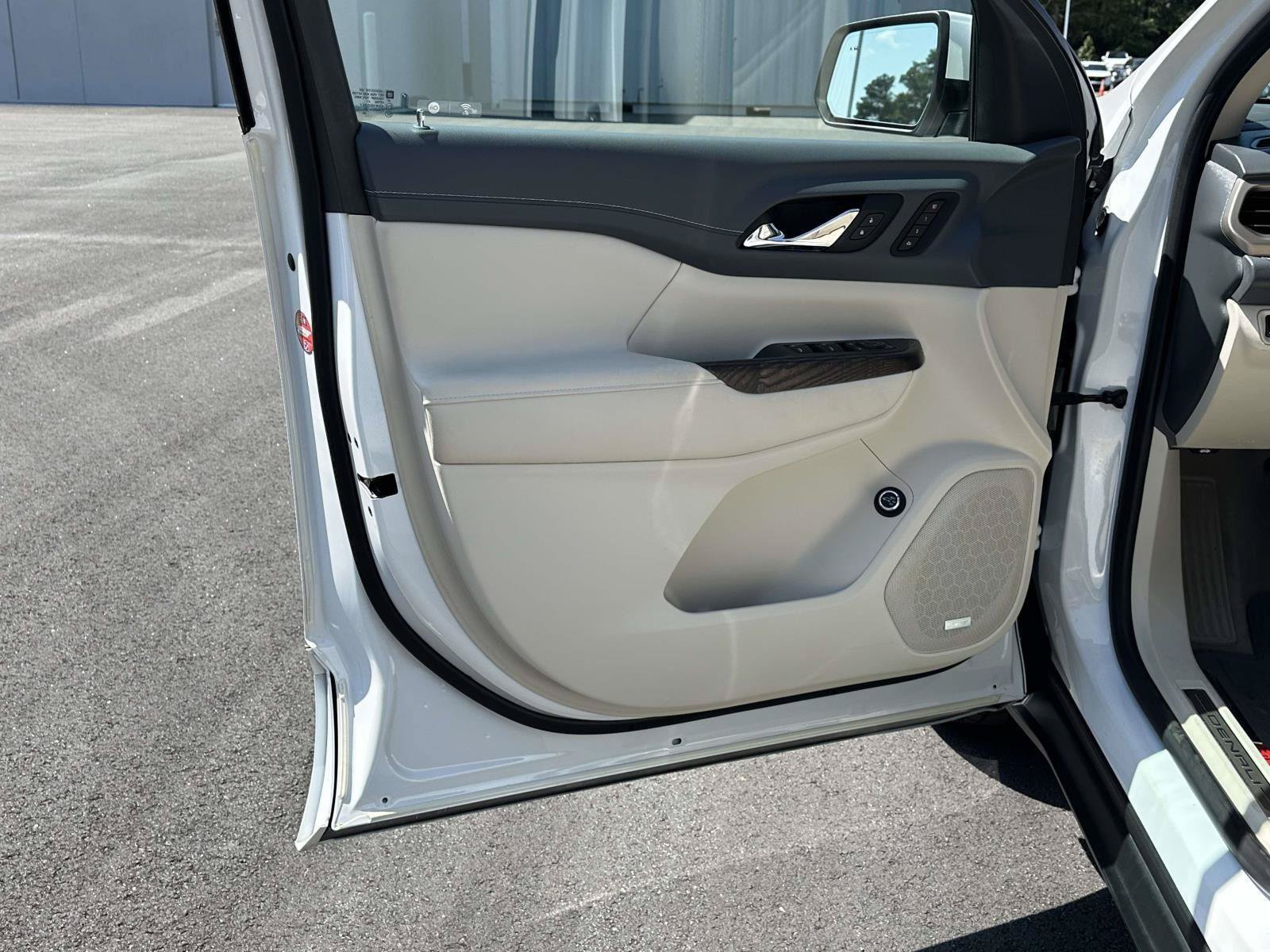 Used 2021 GMC Acadia Denali w/ Denali Technology Package FWD image 5