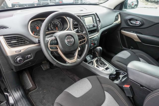 Used 2017 Jeep Cherokee Sport image 11