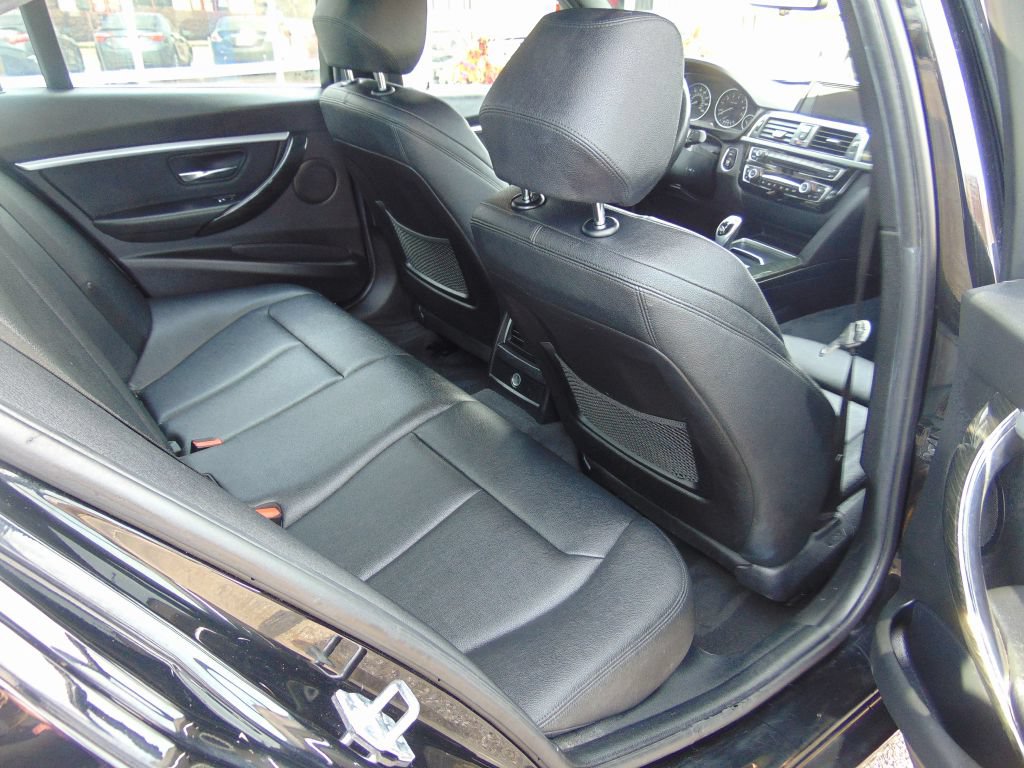 Used 2018 BMW 330i xDrive Sedan w/ Convenience Package AWD/4WD image 4