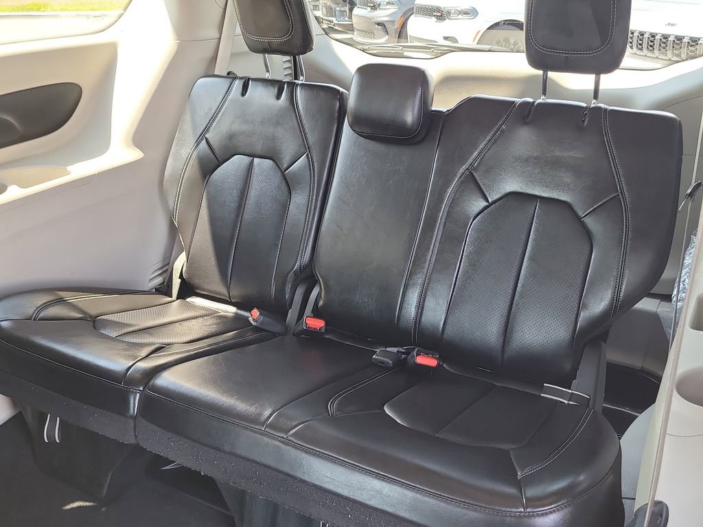 Used 2024 Chrysler Pacifica Touring-L image 12