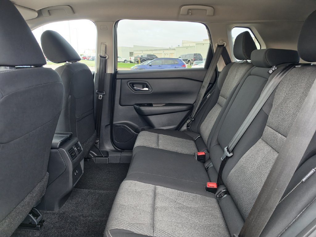 Used 2025 Nissan Rogue SV FWD image 28