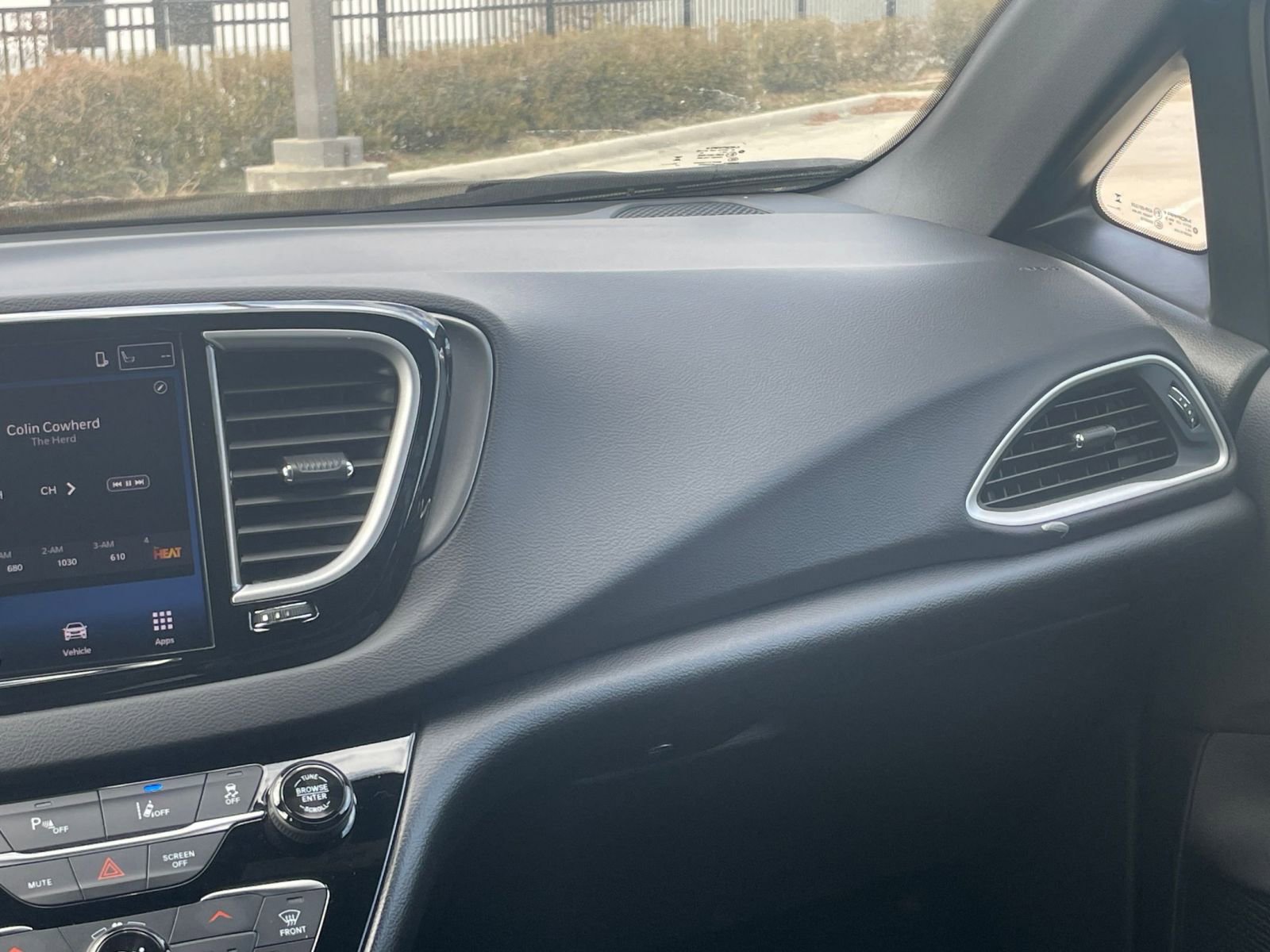 Used 2025 Chrysler Pacifica Select image 40