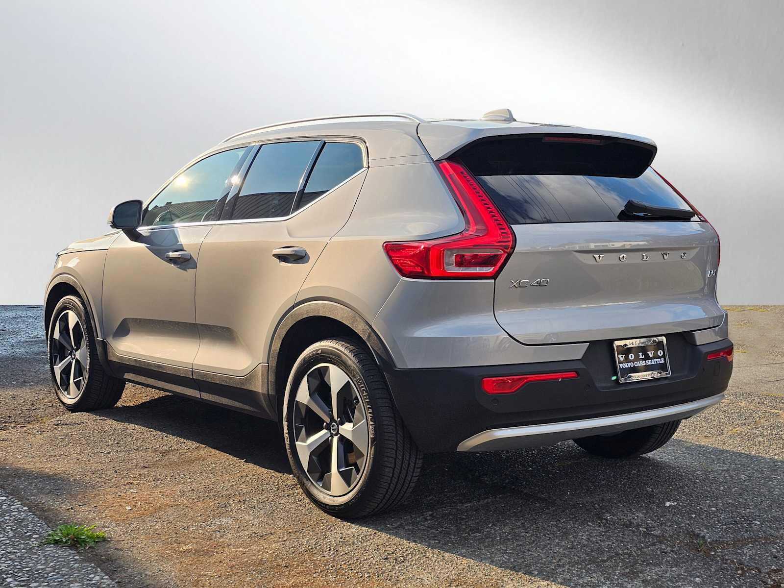 Used 2023 Volvo XC40 B5 Plus w/ Driver Assist Package image 5