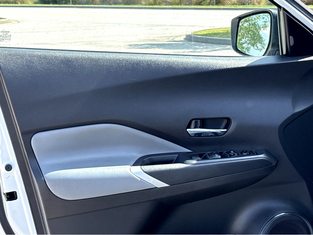 Used 2023 Nissan Kicks SR w/ SR Premium Package FWD image 6