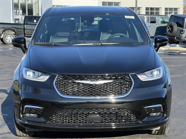 New 2026 Chrysler Pacifica Limited w/ Uconnect Theater Family Group image 50