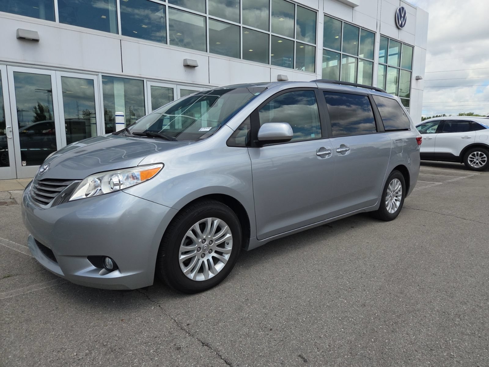 Used 2017 Toyota Sienna XLE FWD image 10