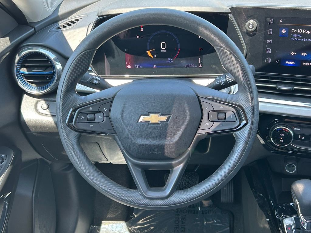 Used 2025 Chevrolet Trax LT FWD image 36