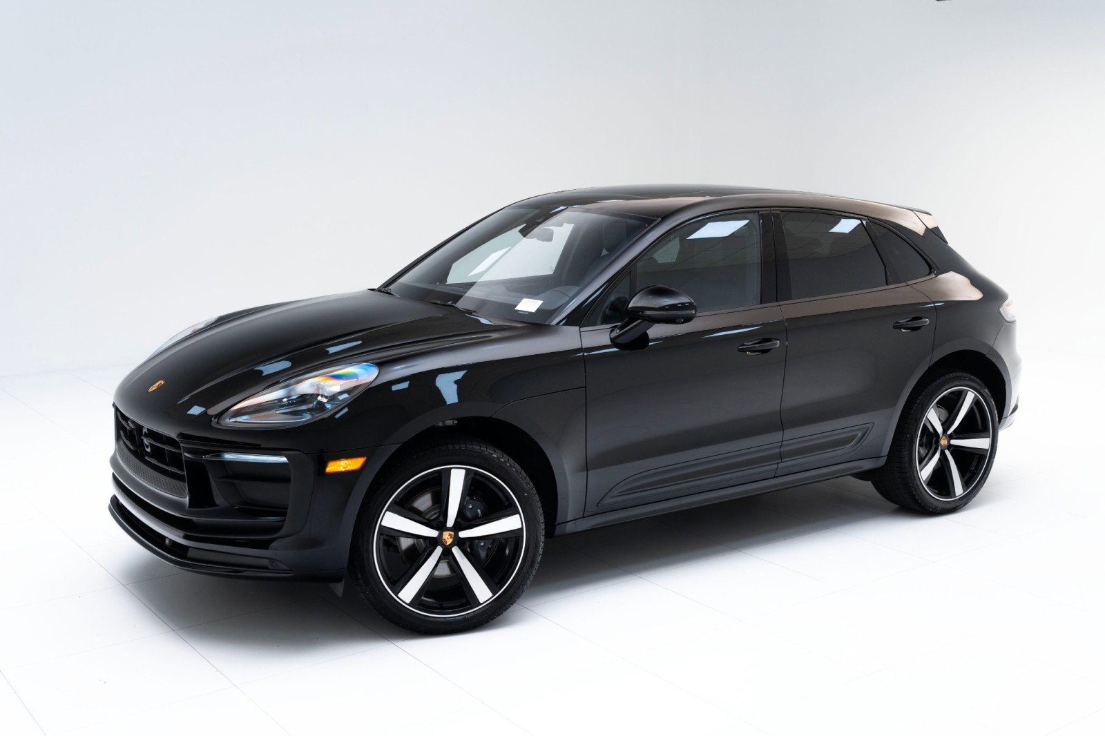 New 2025 Porsche Macan image 1