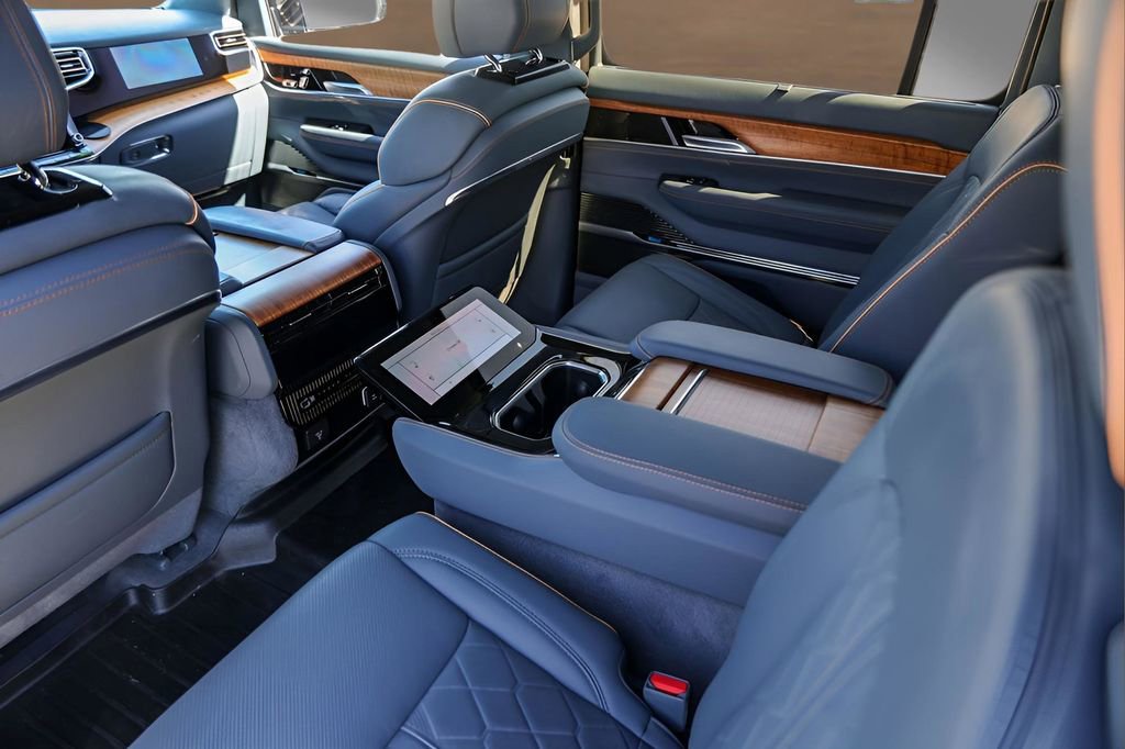 Used 2024 Jeep Grand Wagoneer Series III image 28