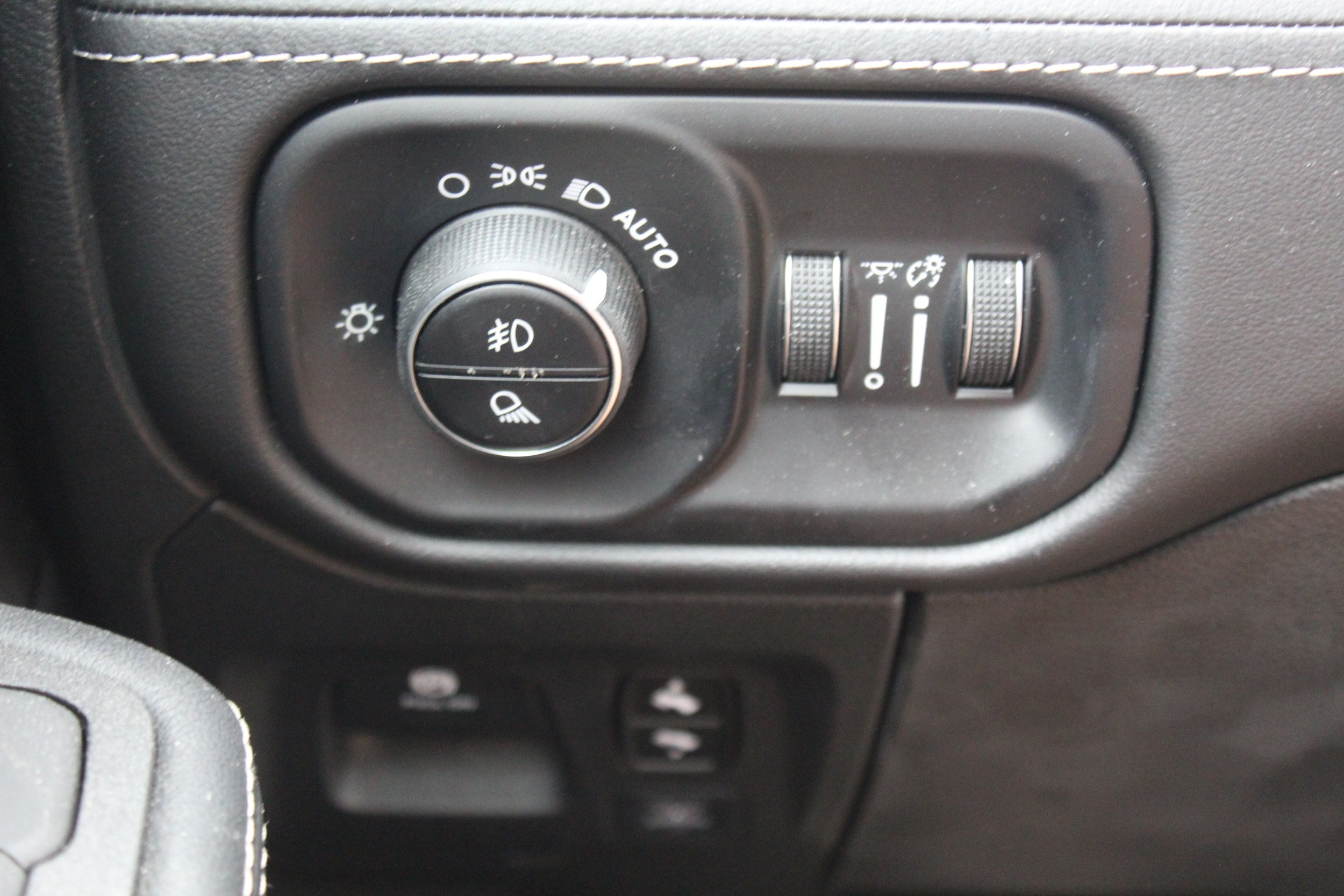 Used 2025 RAM 1500 Limited AWD/4WD image 12