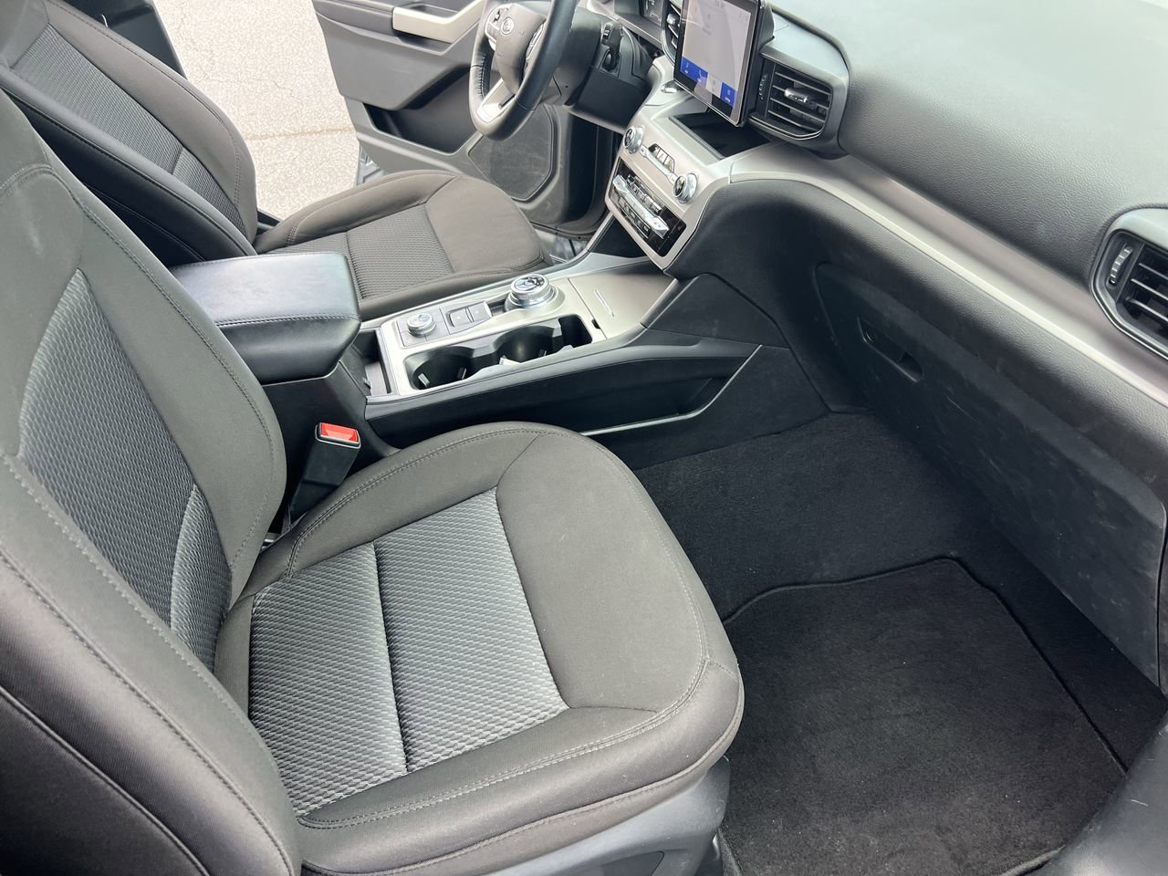 Used 2023 Ford Explorer XLT AWD/4WD image 35