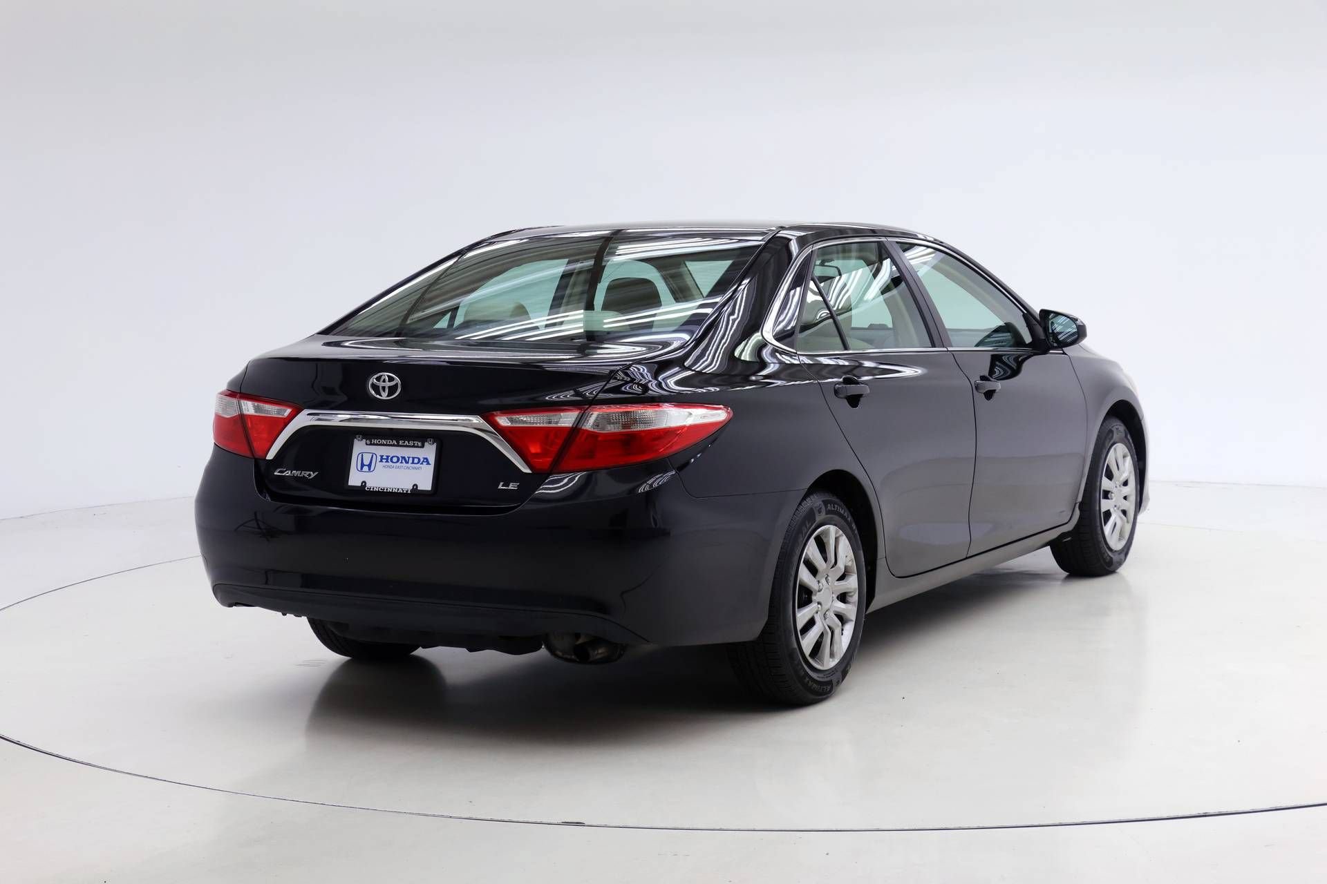 Used 2015 Toyota Camry LE FWD image 2