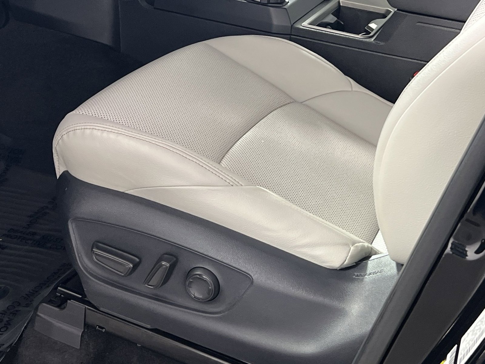 Used 2024 Toyota Tacoma Limited w/ Limited Package (LT) image 11