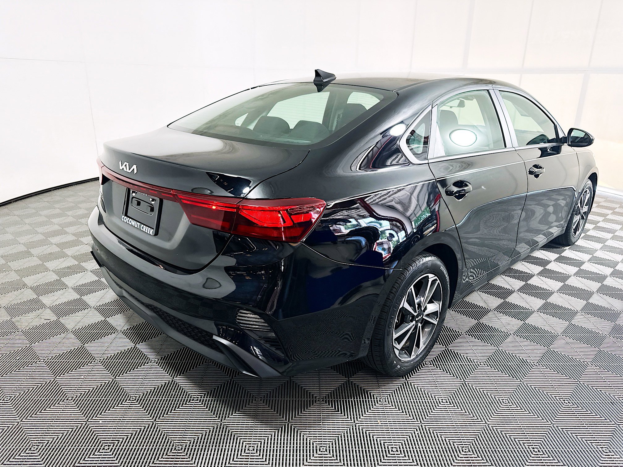 Used 2024 Kia Forte LXS FWD image 3