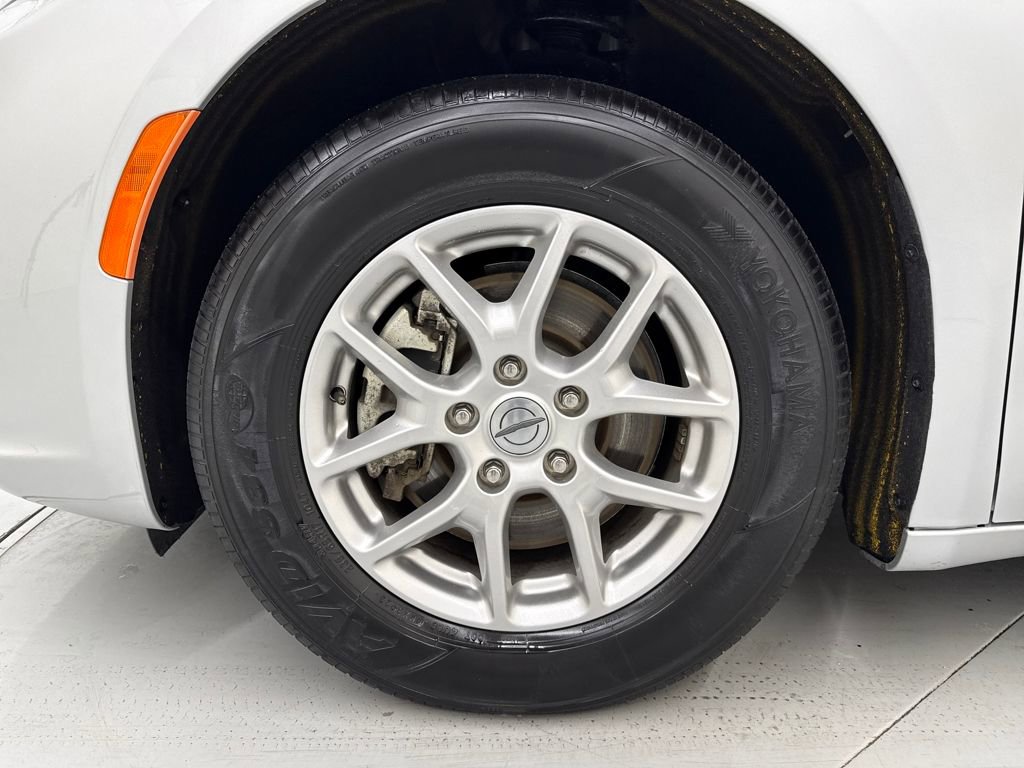 Used 2024 Chrysler Pacifica Touring-L image 9