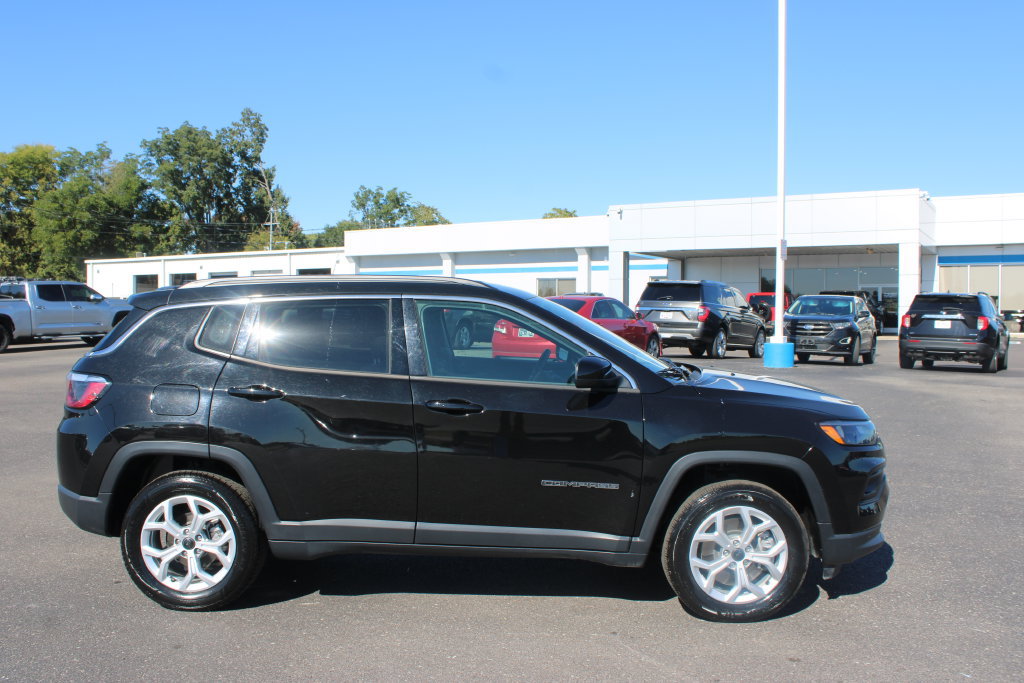 Used 2025 Jeep Compass Latitude AWD/4WD image 11