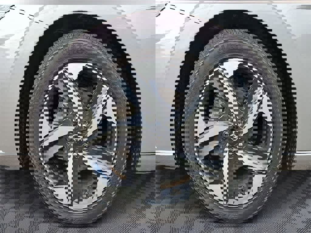 Used 2023 Hyundai Elantra Limited w/ Preferred Accessory Package image 8