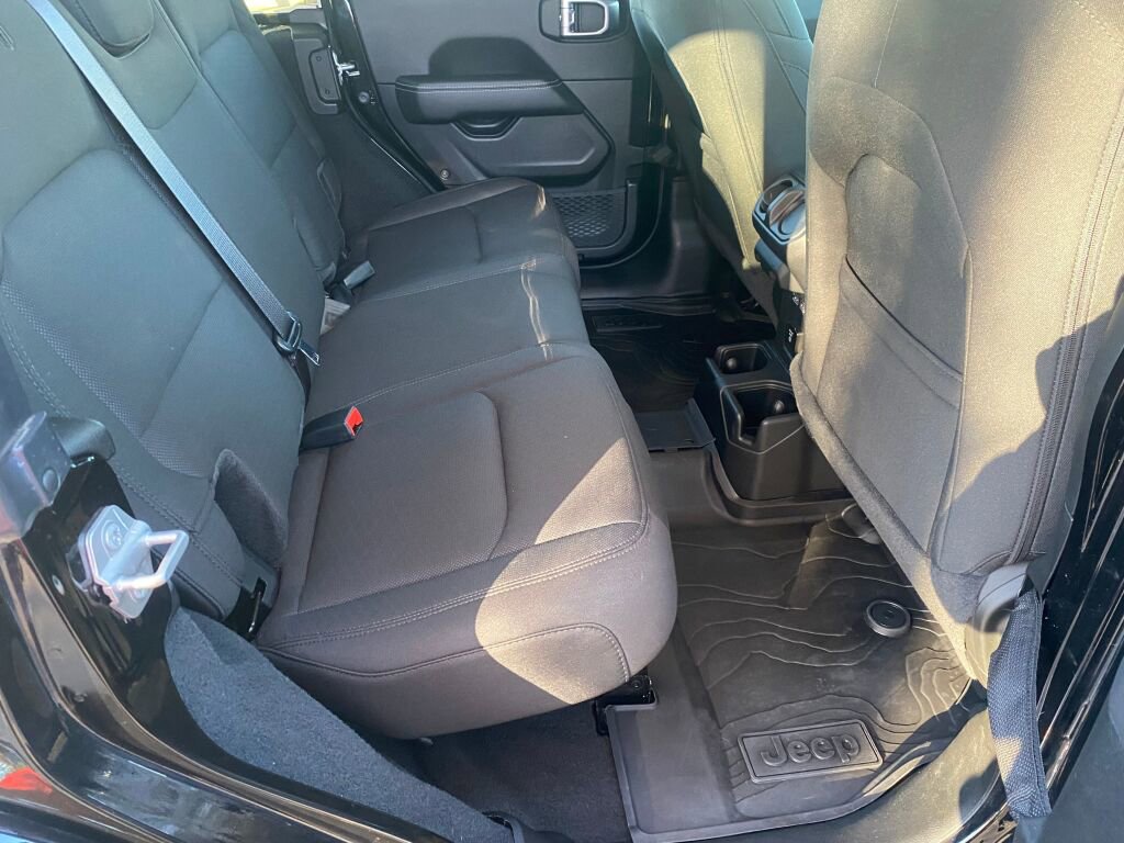 Used 2022 Jeep Wrangler Unlimited Sahara w/ Cold Weather Group image 19