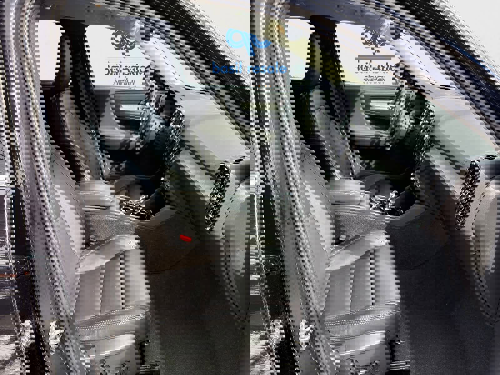 Used 2025 Volvo XC40 B5 Plus image 16