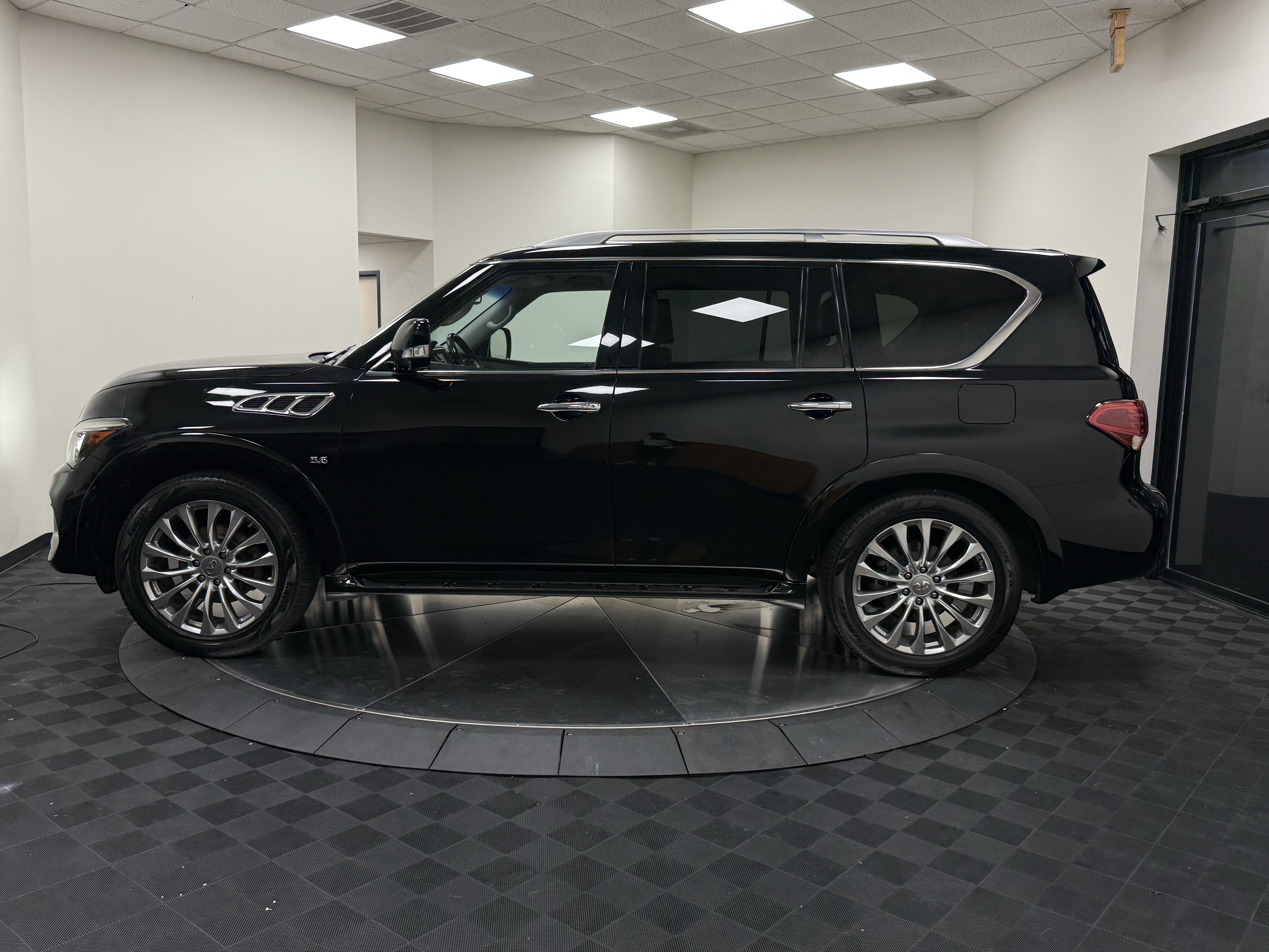 Used 2016 INFINITI QX80 2WD w/ 22" Wheel Package image 4