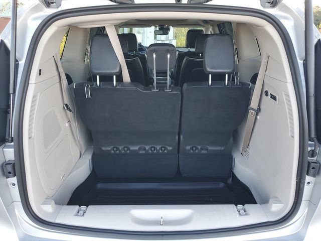 Used 2024 Chrysler Pacifica Limited w/ Uconnect Theater Family Group image 33