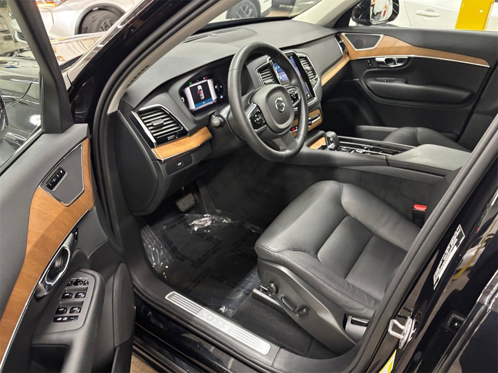 Certified 2025 Volvo XC90 B5 Plus w/ Protection Package Premier image 10