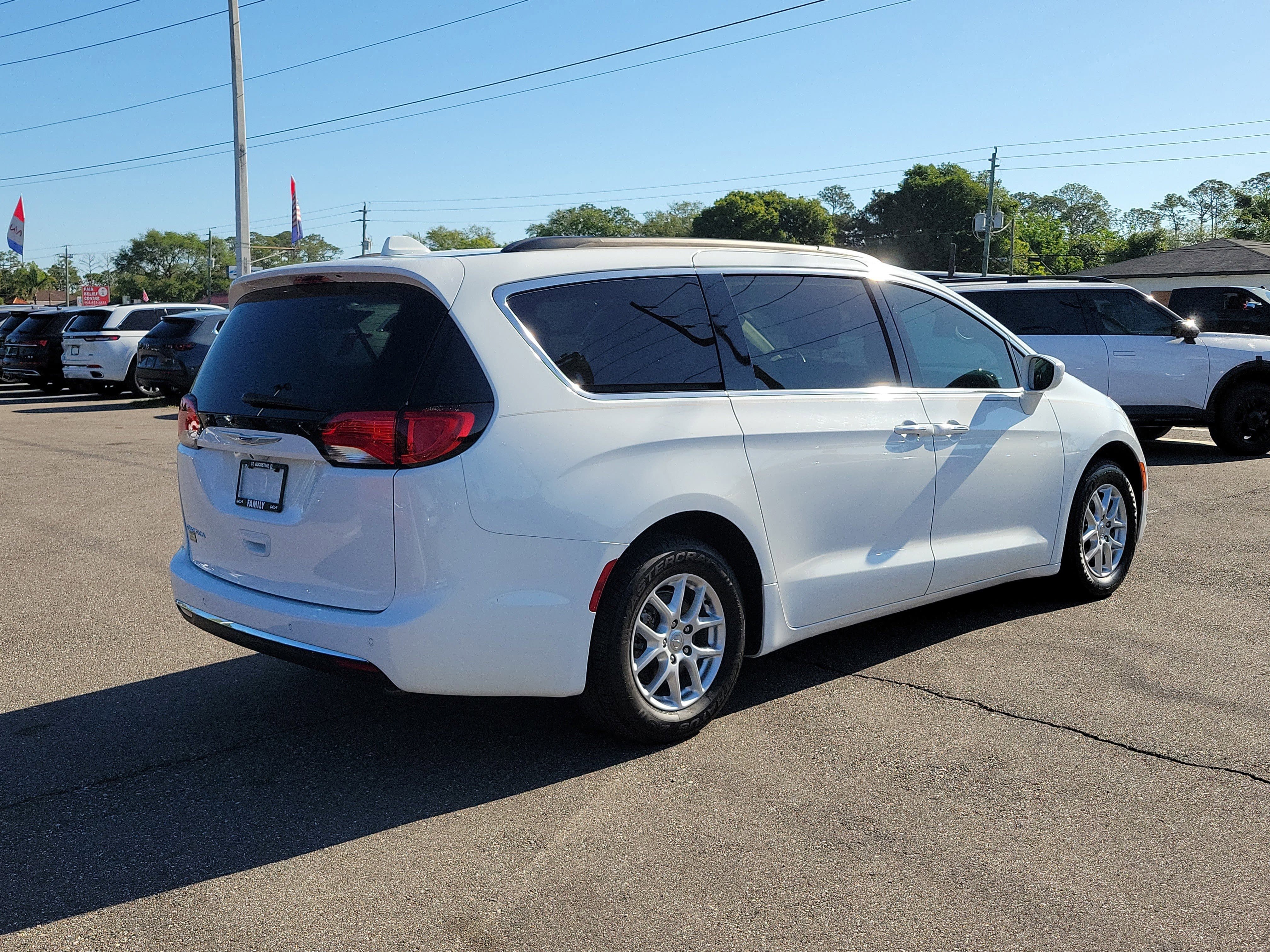 Used 2020 Chrysler Pacifica Touring w/ Cold Weather Group FWD image 6