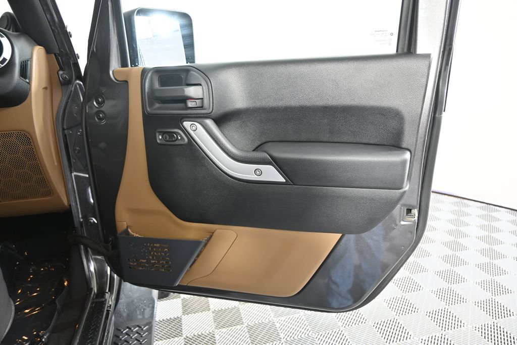 Used 2014 Jeep Wrangler Unlimited Sahara w/ Connectivity Group AWD/4WD image 12