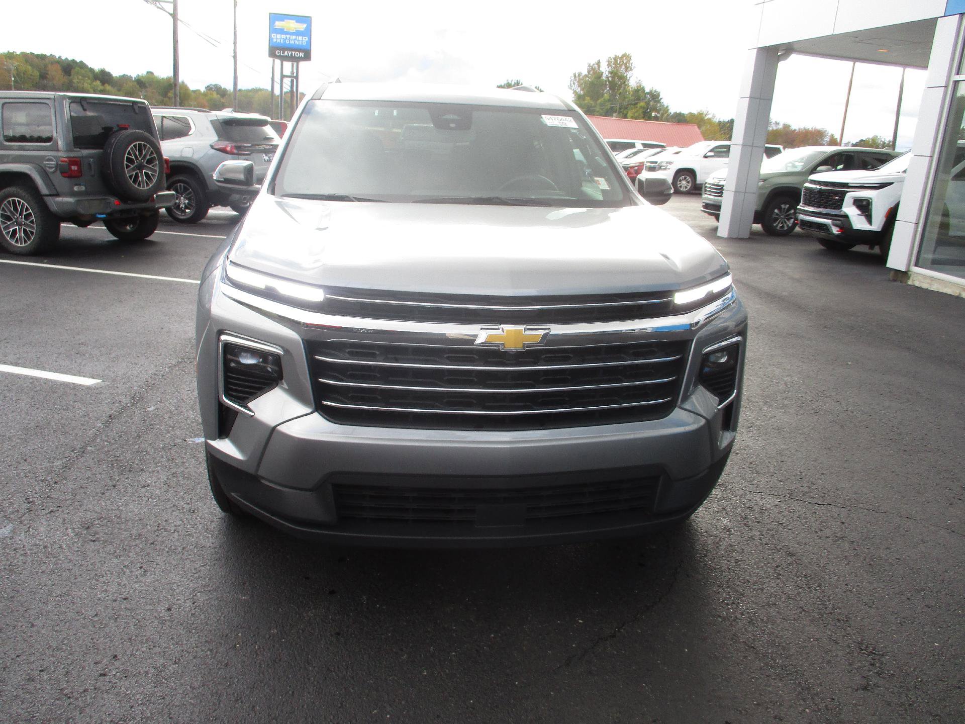 Used 2025 Chevrolet Traverse LT image 8