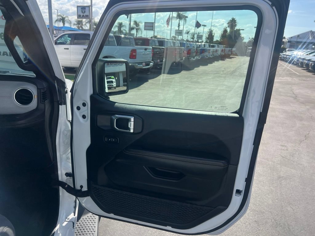 Used 2025 Jeep Wrangler Unlimited Sahara AWD/4WD image 28